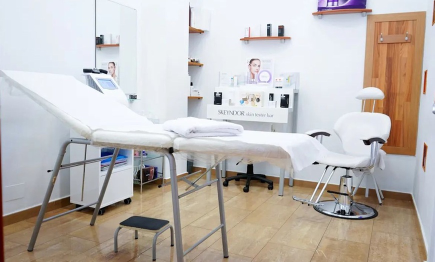 Image 4: 3, 6 o 9 sesiones de electroestimulación remodelante en zona a elegir 