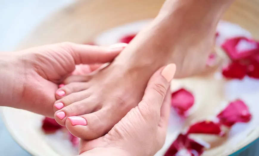 Image 4: Presume de estilo único con sesiones de manicura, pedicura o ambas 