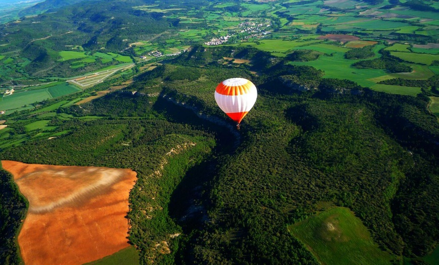 Image 3: Vuelo en globo con almuerzo para 1 o 2 personas