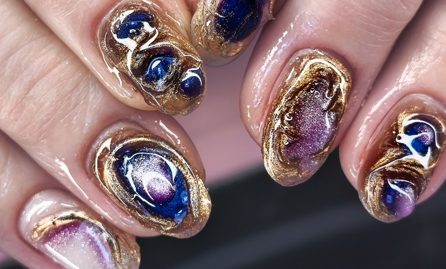 Image 6: Manicura, pedicura o manipedi con esmaltado normal o semipermanente