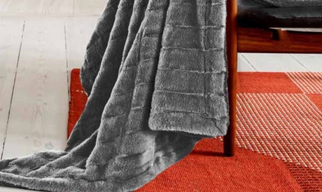 Coperta con pelliccia disponibile in 2 modelli e 2 misure