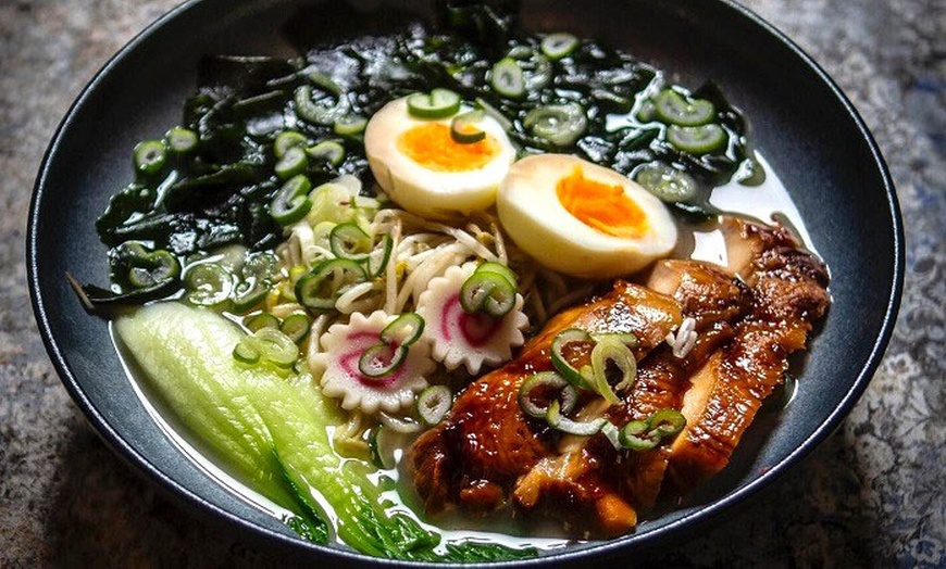 Image 3: Menú japonés para 2 o 4 personas con opciones clásicas o gourmet