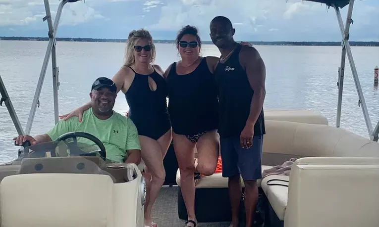 Enjoy a 2 or 4-Hr Pontoon Boat Rental for Up to 10(Mon-Fri)/ (Fri-Sun)