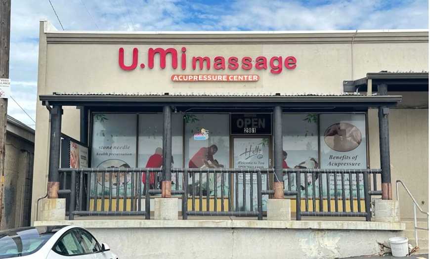 Image 2: Up to 50% Off on Hot Stone Massage at U.mi massage