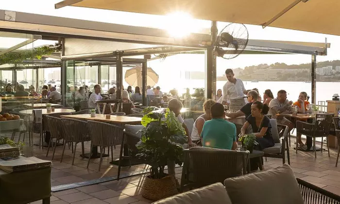 Menú mediterráneo para 2 o 4 con postres y vino con vistas al mar