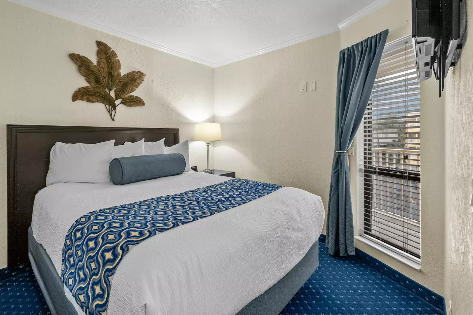 Sailport Waterfront Suites: Your Gateway to Bayside Serenity
