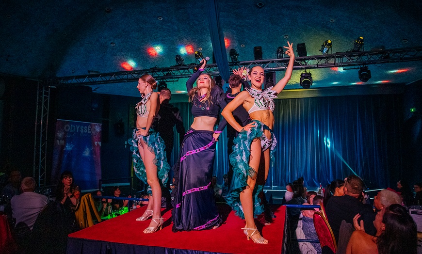 Image 9: "Évasion" : revue cabaret envoûtante avec menu "Glamour" en option