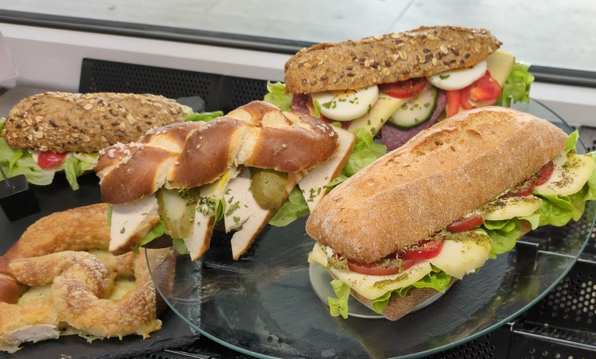 Image 2: 1, 2 oder 4 große Sandwiches und Heißgetränk nach Wahl