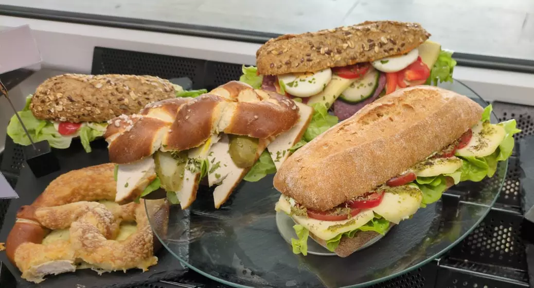1, 2 oder 4 große Sandwiches und Heißgetränk nach Wahl