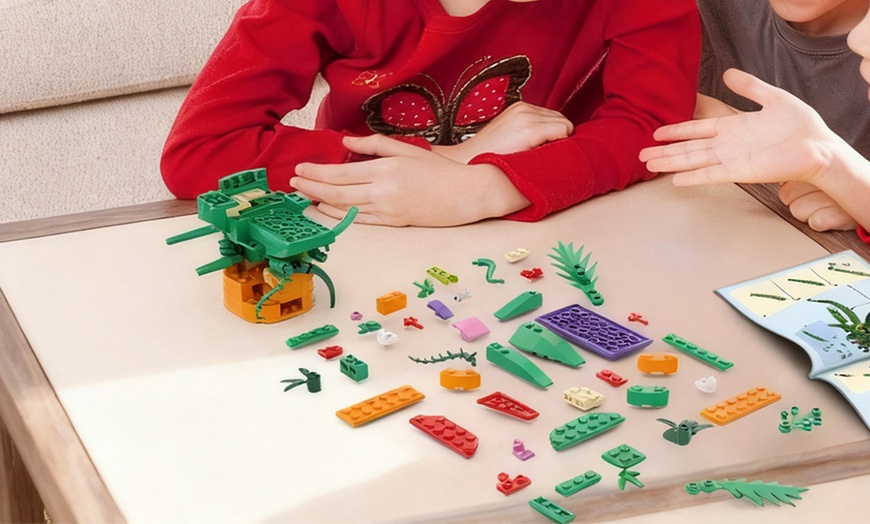 Image 3: Audrey II-Inspired Piranha Plant Flower Building Kit