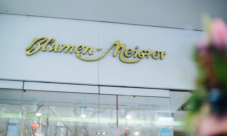 Image 3: Sommer- oder Winterstrauß vom Meister mit Pralinen für 1 Person