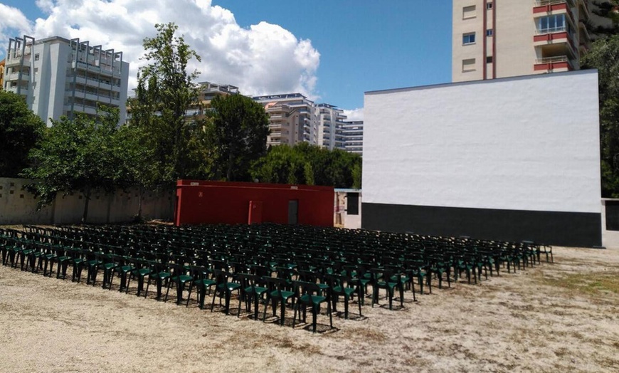 Image 6: 1 o 2 entradas a cine de verano con refresco y palomitas