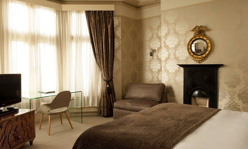 Image 4: Bath: 4* Standard Double or Twin Room with Breakfast and Add-on