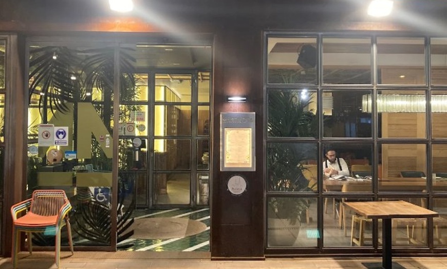 Image 21: Menú mediterráneo con postre y bebida o botella de vino para 2 o 4