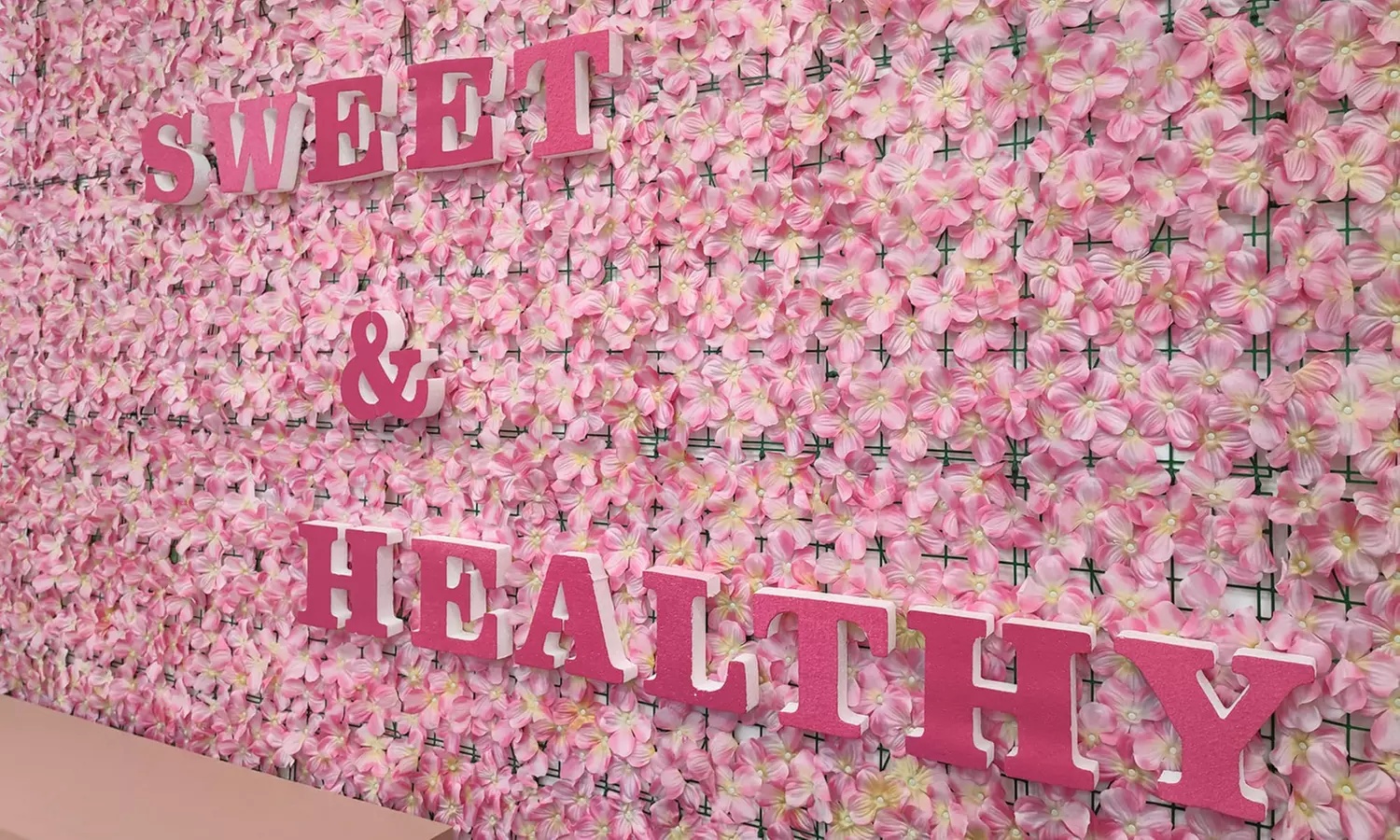 Menú de brunch con encanto rústico con tosta, dulces y bebidas