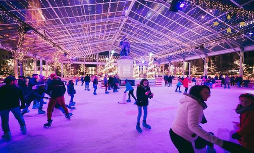 Image 1: Vivez la magie de l’hiver sur la patinoire couverte illuminée 