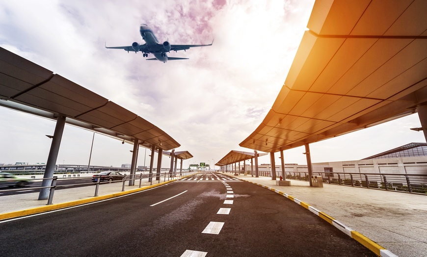 Image 1: 1 à 14 jours de Parking à l'aéroport