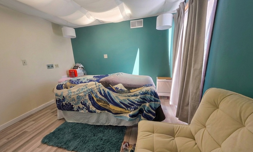 Image 2: Relax with 50-Minute Introductory Therapeutic Massage