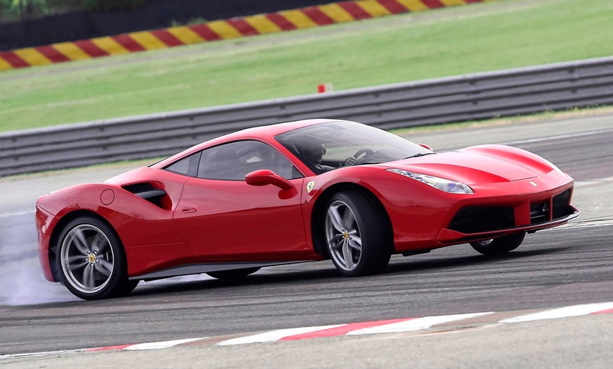 Image 3: Conducción de Ferrari o Lamborghini en ruta de 7 u 11 km por carretera
