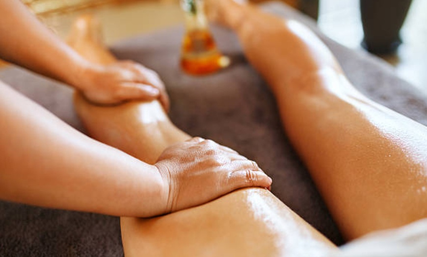 Image 4: Mima tu cuerpo con un masaje con duración y técnica a elegir para 1