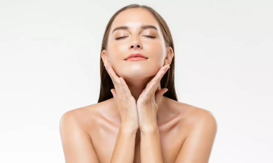Radiofrecuencia facial, cuello y escote con serum y masaje Kobido
