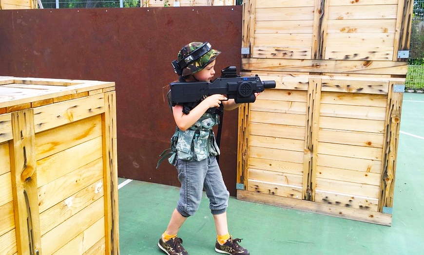 Image 3: Knallen maar: ga de strijd aan in een 900 m² lasergame-arena 