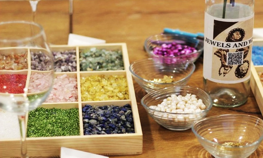 Image 3: Taller de creación de joyas con vino ilimitado para 1 o 2 personas 