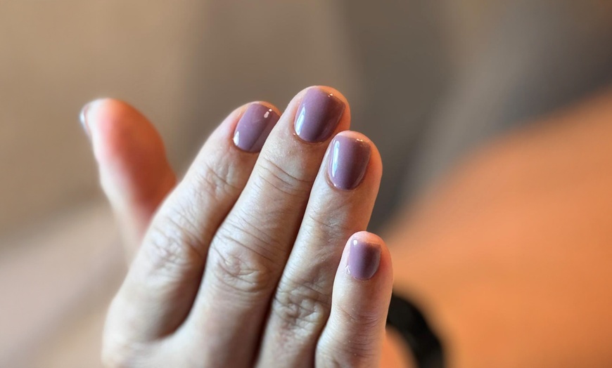 Image 2: Manicura y/o pedicura normal o semipermanente y primera puesta de uñas