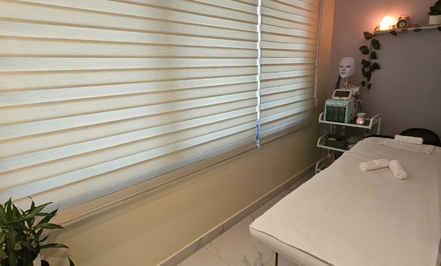 Image 5: Unwind with  30 or 60 Minutes Full Body Spa Treatment or Head Spa