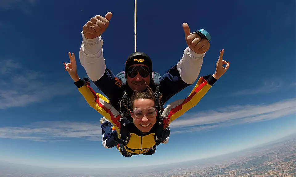 Salto en paracaídas en tándem para 1 o 2 personas desde 159 € en Skydive Lillo - Primary Image