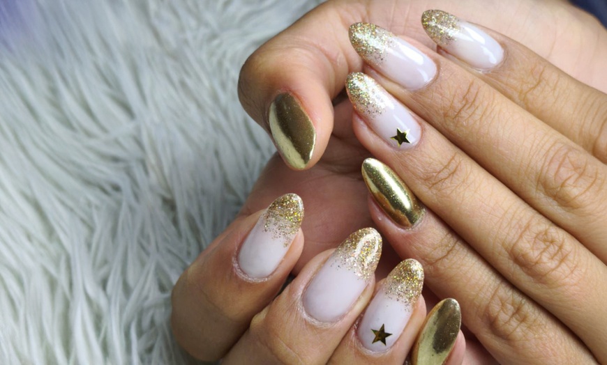 Image 10: Manicura y/o pedicura normal o semipermanente y primera puesta de uñas