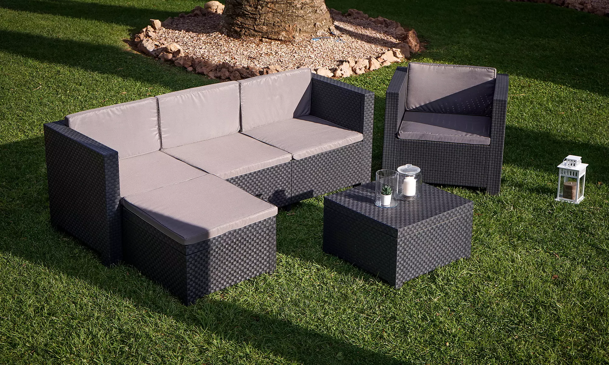 Muebles de jardín Manhattan con sofá, sillón, puff y mesa de café - Primary Image