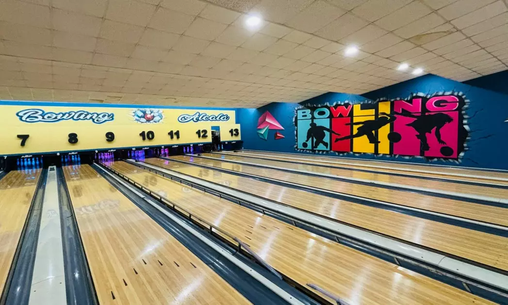 Partida de bolos con palomitas y bebida en Bowling Alcalá