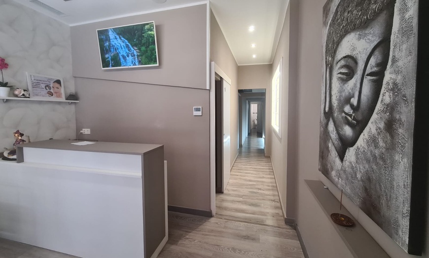 Image 2: Sesión de reflexología podal con masaje de piernas o cuerpo entero