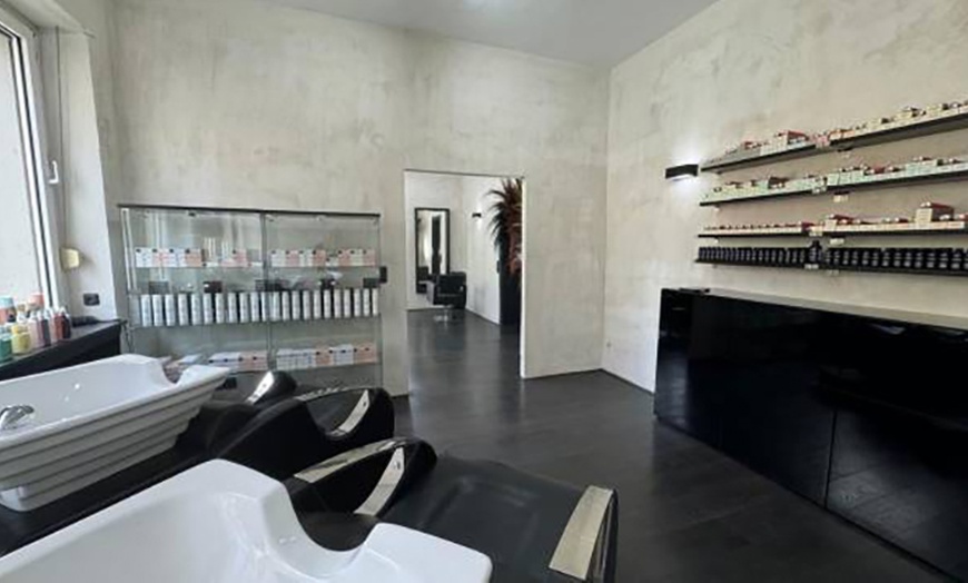 Image 2: Fresh up Gloss inkl. Föhnen und Kur für 1 Person