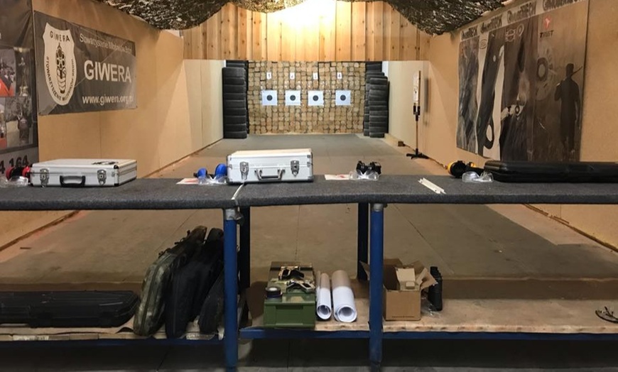 Image 3: Godzina emocji na krytej strzelnicy: wynajęcie toru na 1 godz.