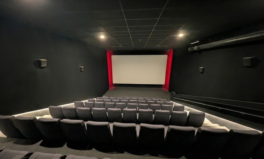 Image 5: Une place de cinéma avec popcorn pour découvrir les films du moment