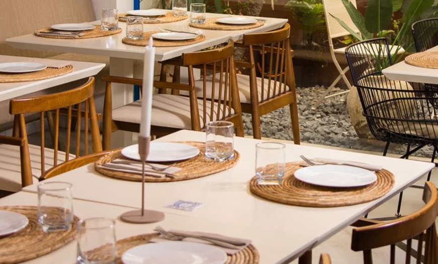 Image 4: Menú mediterráneo para 2 o 4 con postre y bebida o botella de vino