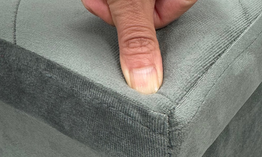 Image 23: Pouf carré de 38 cm en velours Milo