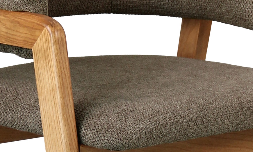 Image 21: Sillas de comedor tapizadas con patas de madera Woolden, de Doosense