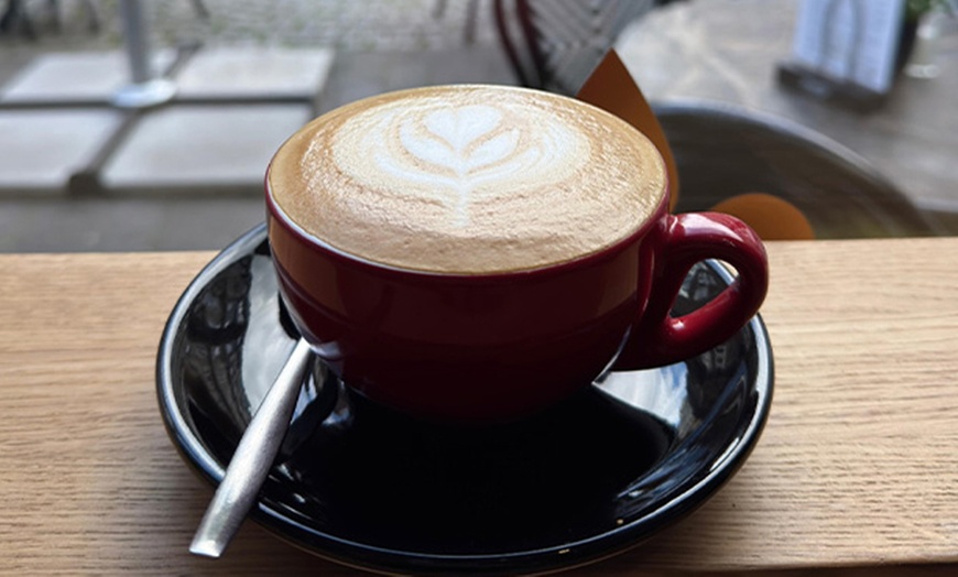 Image 4: Matcha oder Heißgetränk nach Wahl & Stück Kuchen für 1 - 4 Personen