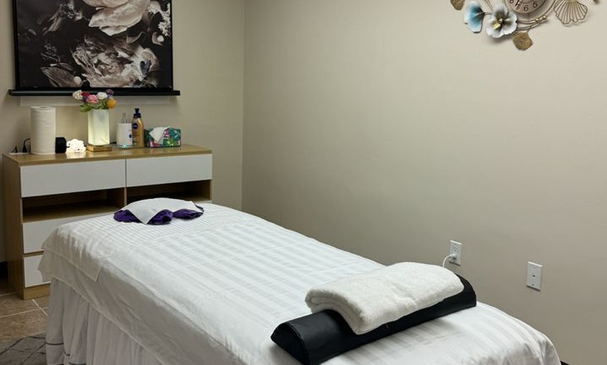 Image 2: One 45 Min or Couples 60 Min Thai Combination Aromatherapy Massage