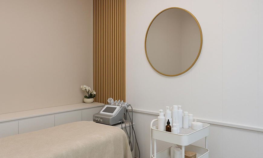 Image 2: Gezichtsbehandeling of HydraFacial gezichtsbehandeling van 60 minuten