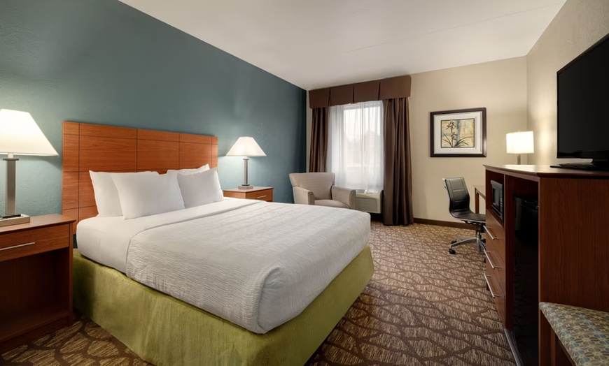 Image 5: Cozy Inn Near Grand Rapids Airport with Complimentary Breakfast