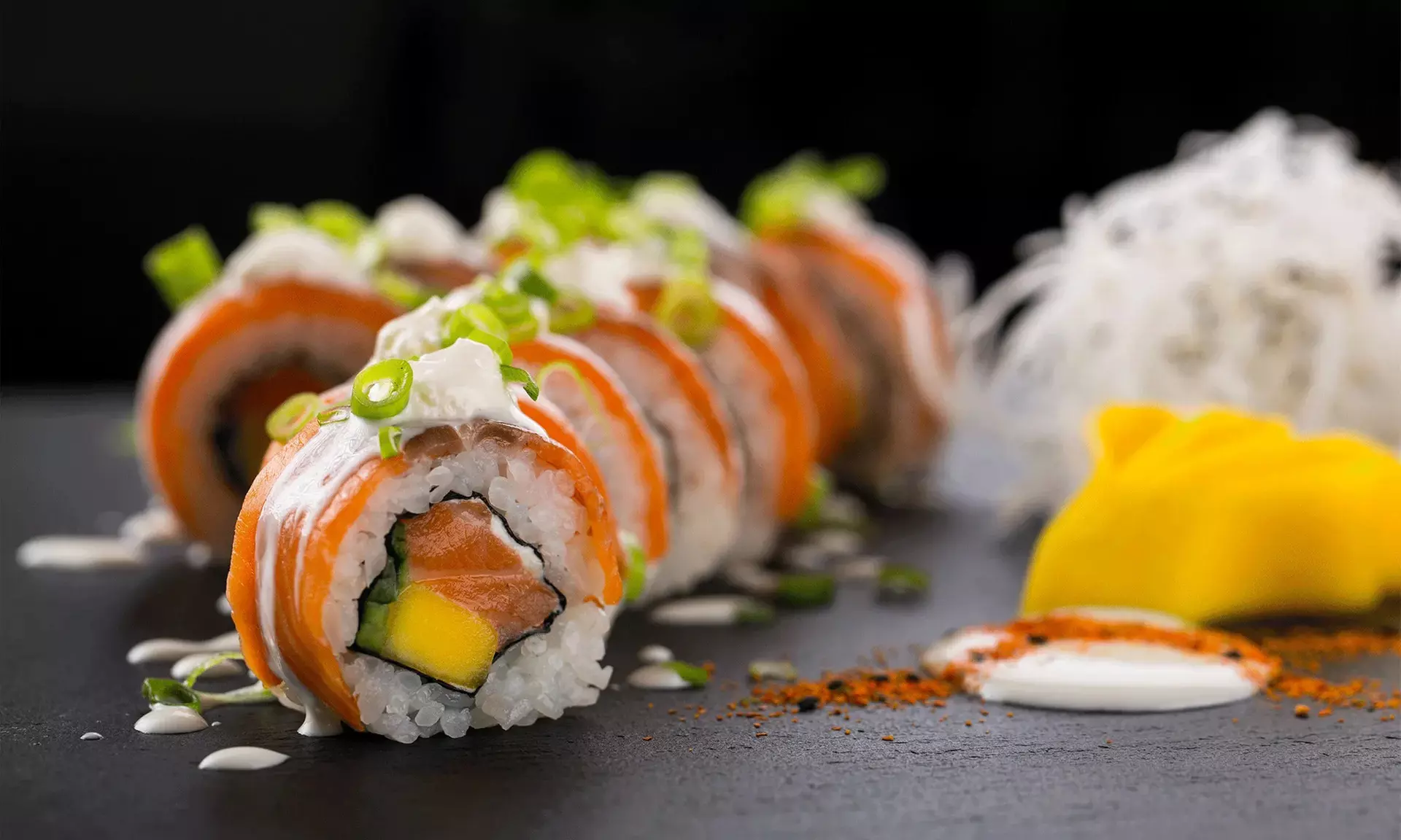 Sushiplatte: Brücke für Zwei oder Segelschiff für 4 bis 6 Personen