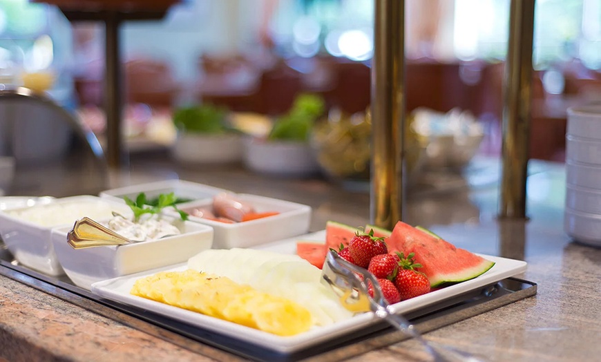 Image 2: Frühstücksbuffet inkl. 1 Glas Sekt für 2 oder 4 Personen