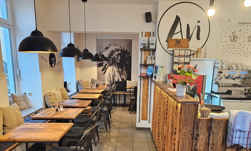 Image 2: Süße Auszeit: Kuchen & Heißgetränk nach Wahl für 2, 4 oder 6 Personen