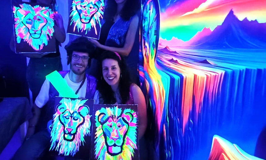 Image 15: Experiencia creativa de arte, neón y barra libre de vino para 1 o 2
