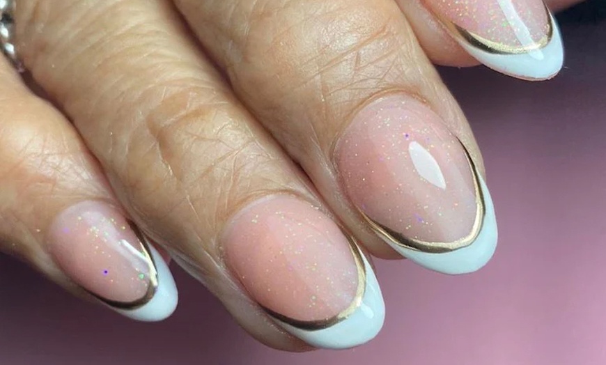 Image 9: Presume de uñas con una sesión de manicura, pedicura o ambas para 1 