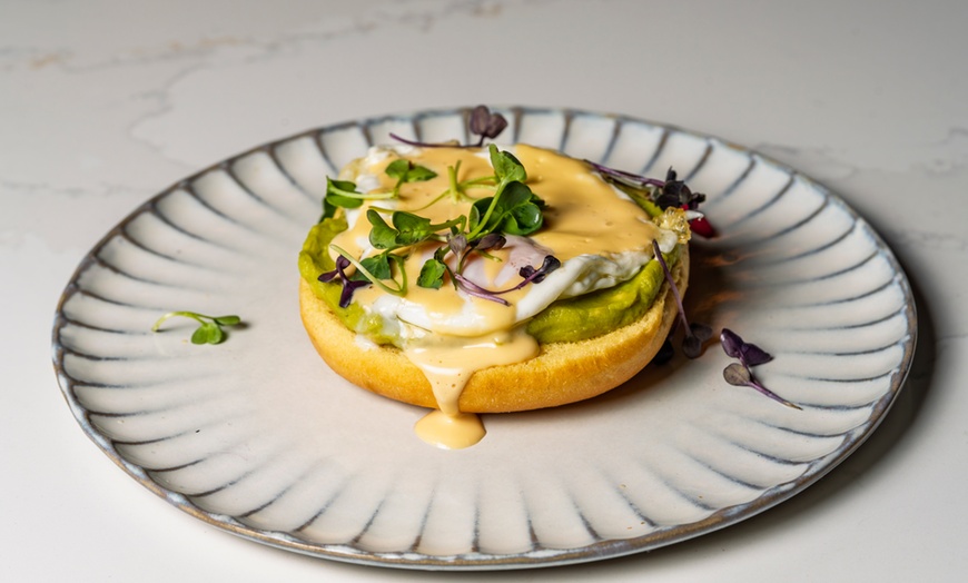 Image 13: Brunch ilimitado con bufé libre de comida y bebida para 2 o 4 personas